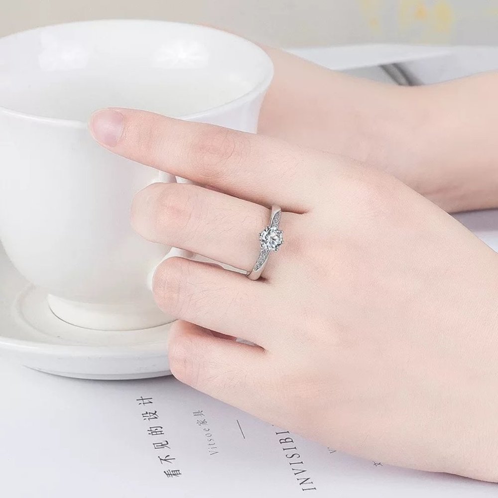 Stunning CZ Sterling Silver Ring - Picture 2 of 8